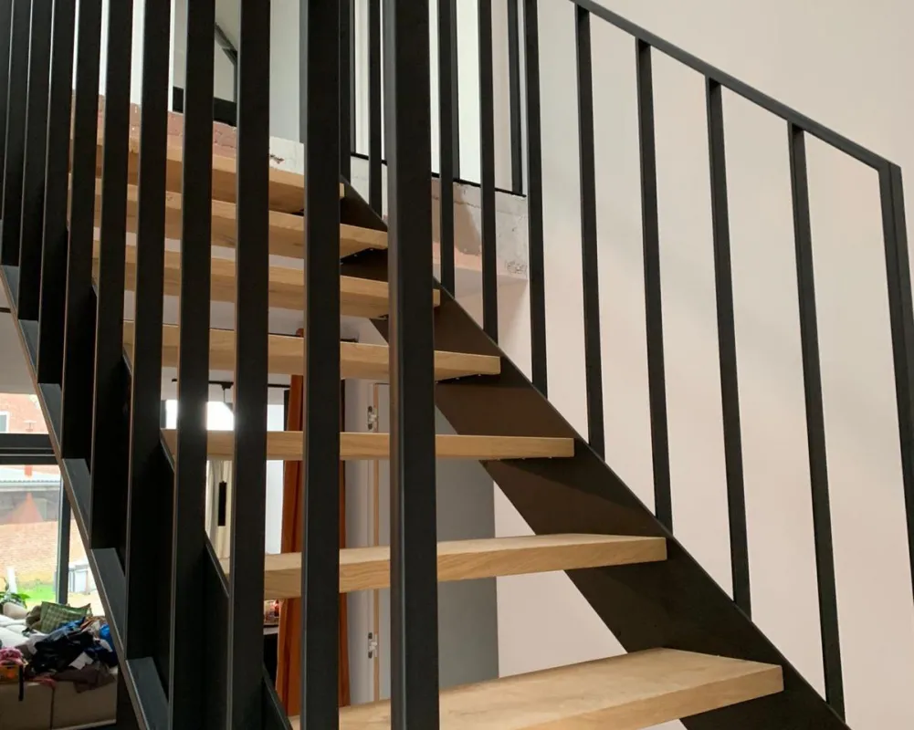 Maatwerk stalen trap met slanke profielen en strakke afwerking