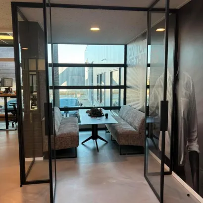 Lees meer over Glazen wanden met staal