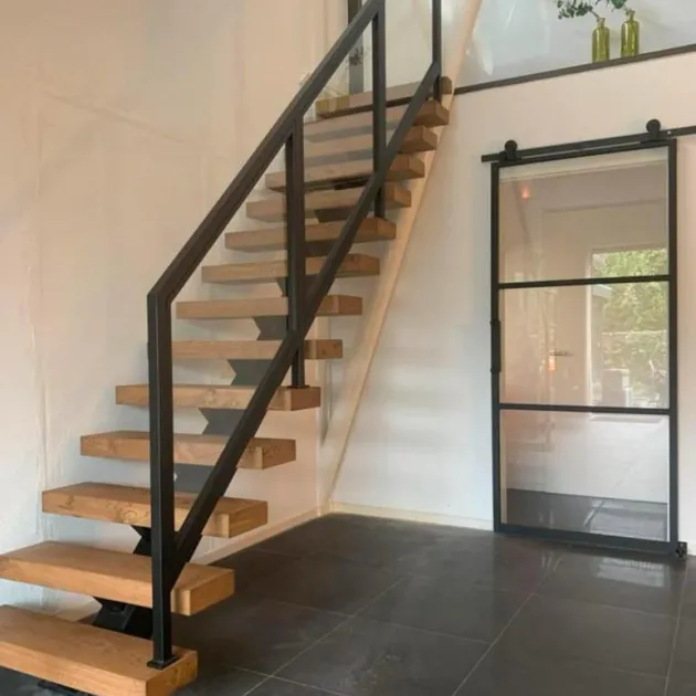 GeÃ¯soleerd stalen kozijn met grote glaspartij in buitengevel