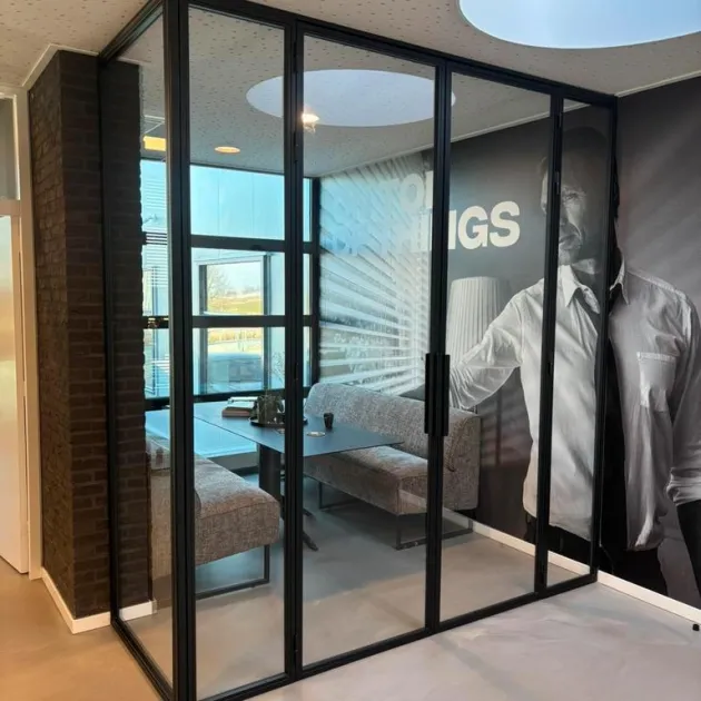 Detail stalen profiel met strakke poedercoating en valdorpel – maatwerk deur zonder dorpel