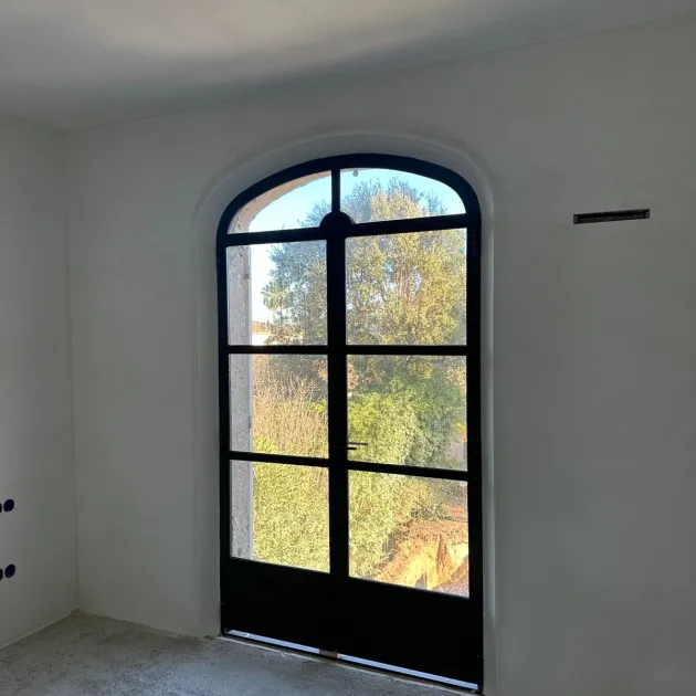 Stalen staldeur in staal met in moderne woning – geleverd en gemonteerd in België